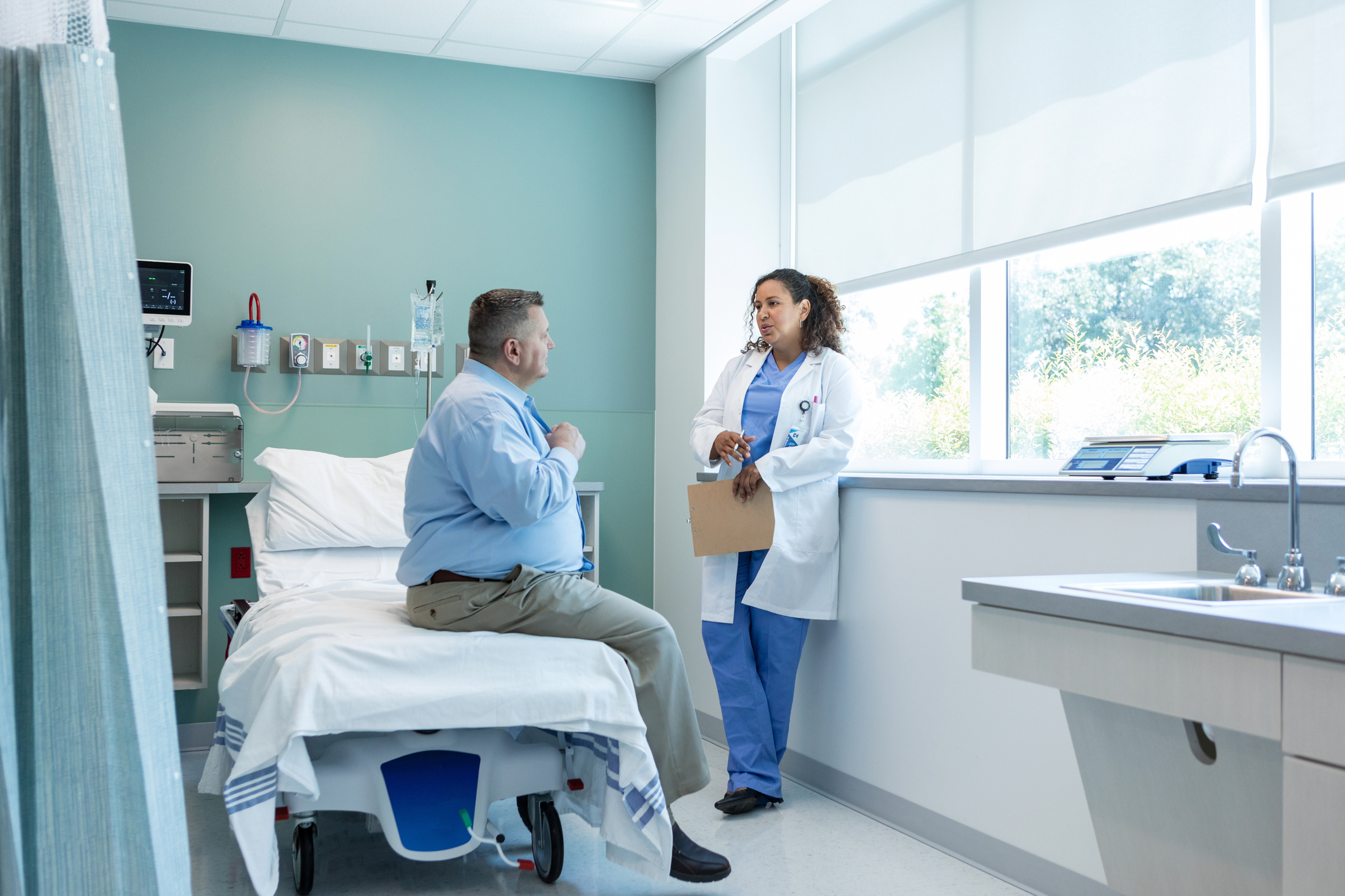 Personne patiente et médecin en pleine conversation
