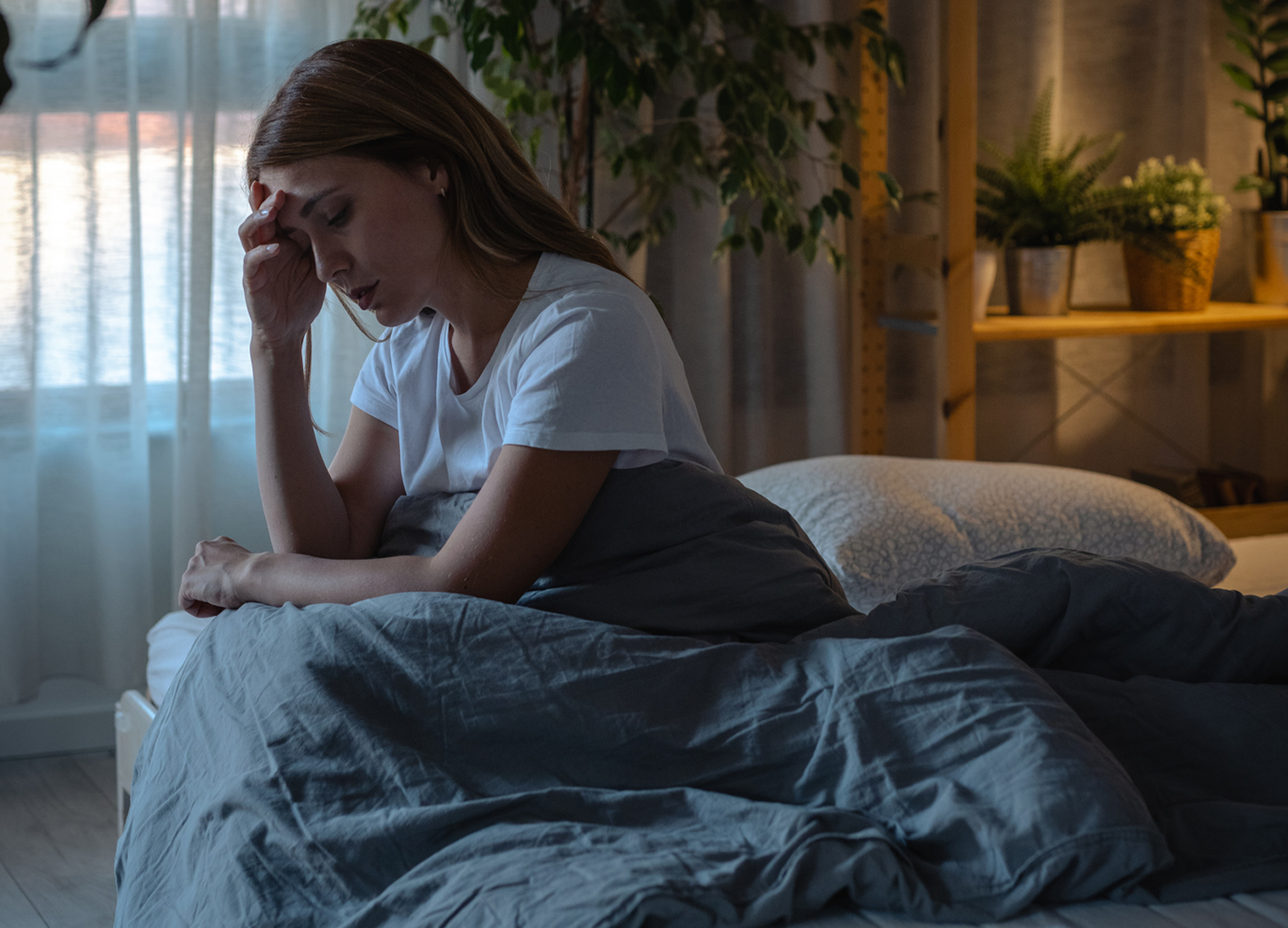 Femme couchée ayant du mal à trouver le sommeil