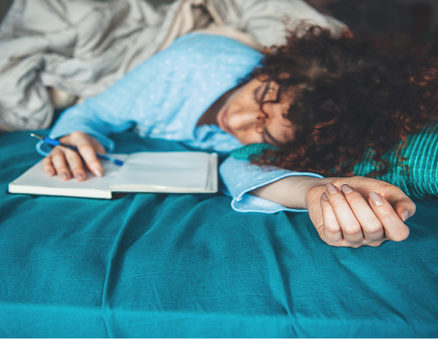 Journal avec une personne endormie en arrière-plan