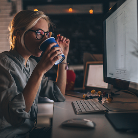 Femme buvant un café