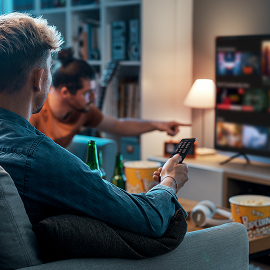 Hommes regardant la télévision