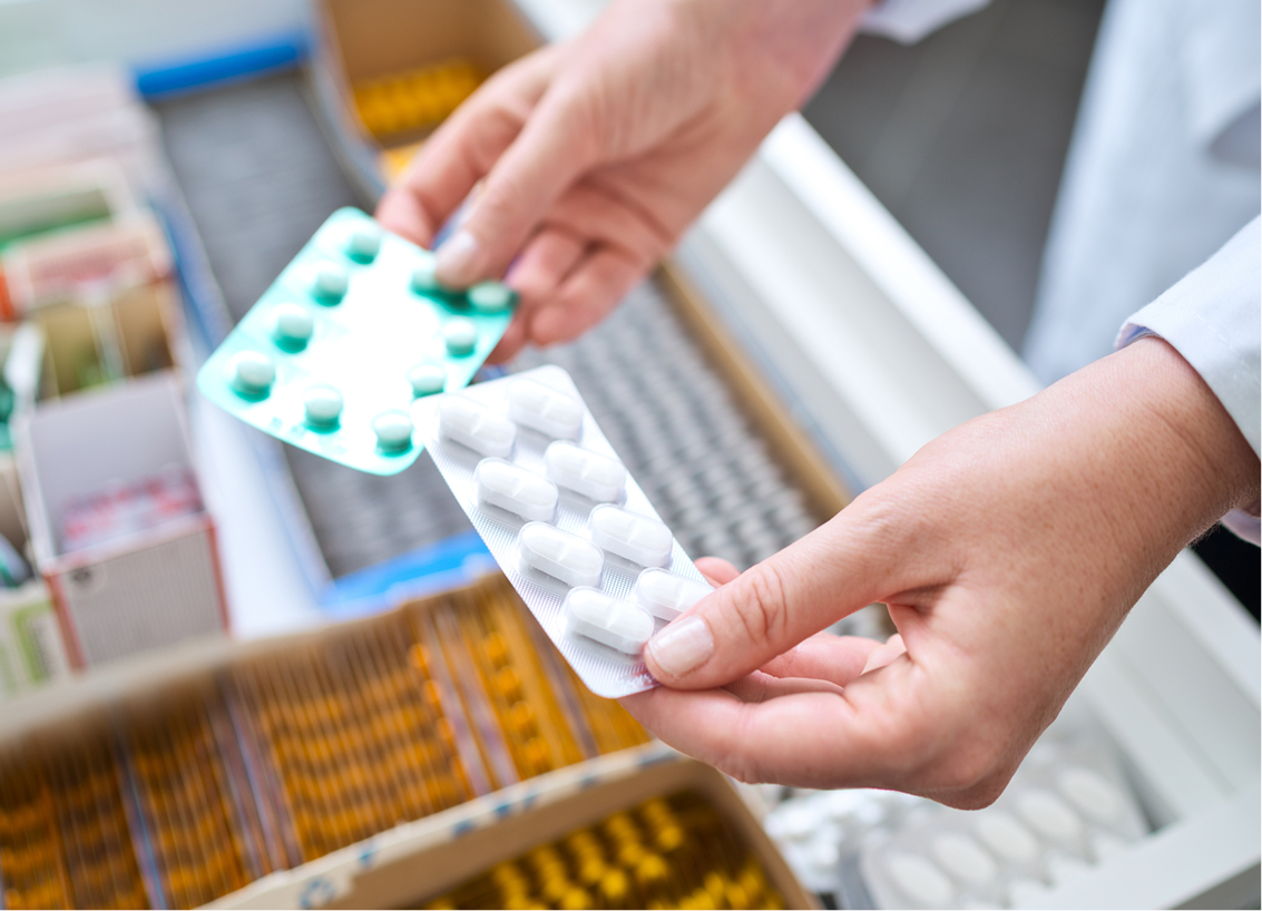 Médecin montrant des médicaments