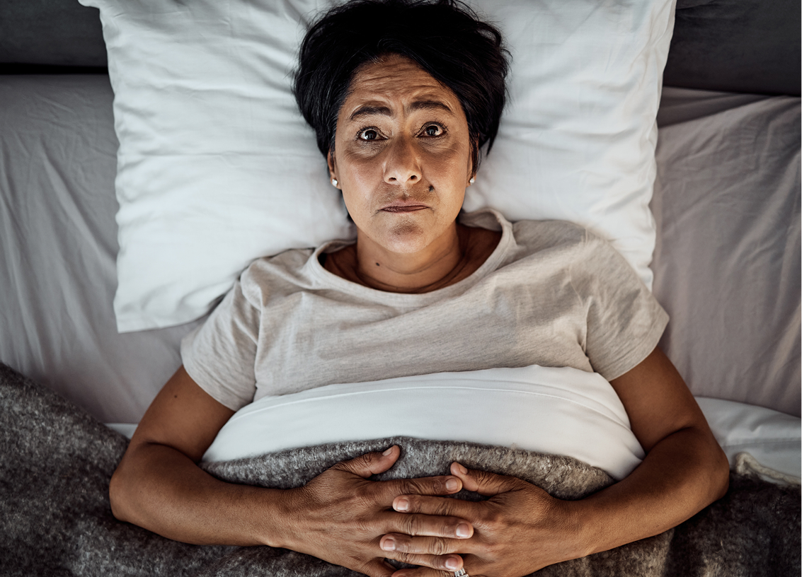 Femme souffrant d’insomnie regardant le plafond